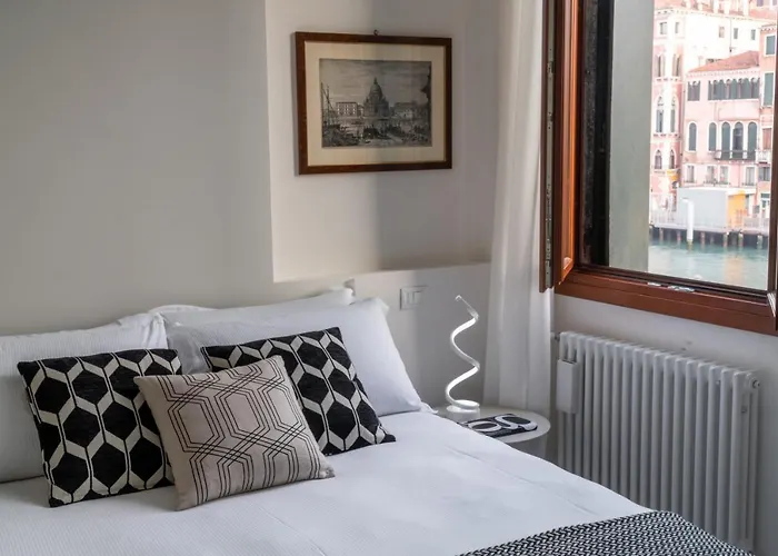 Design Apartment With Balcony On The Grand Canal R&R